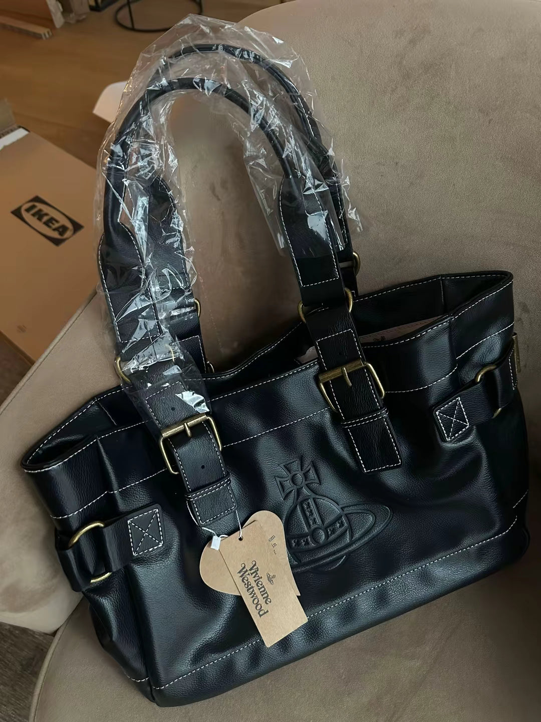 Vwnana’s leather messenger bag (with dust bag) + free cardholder gift