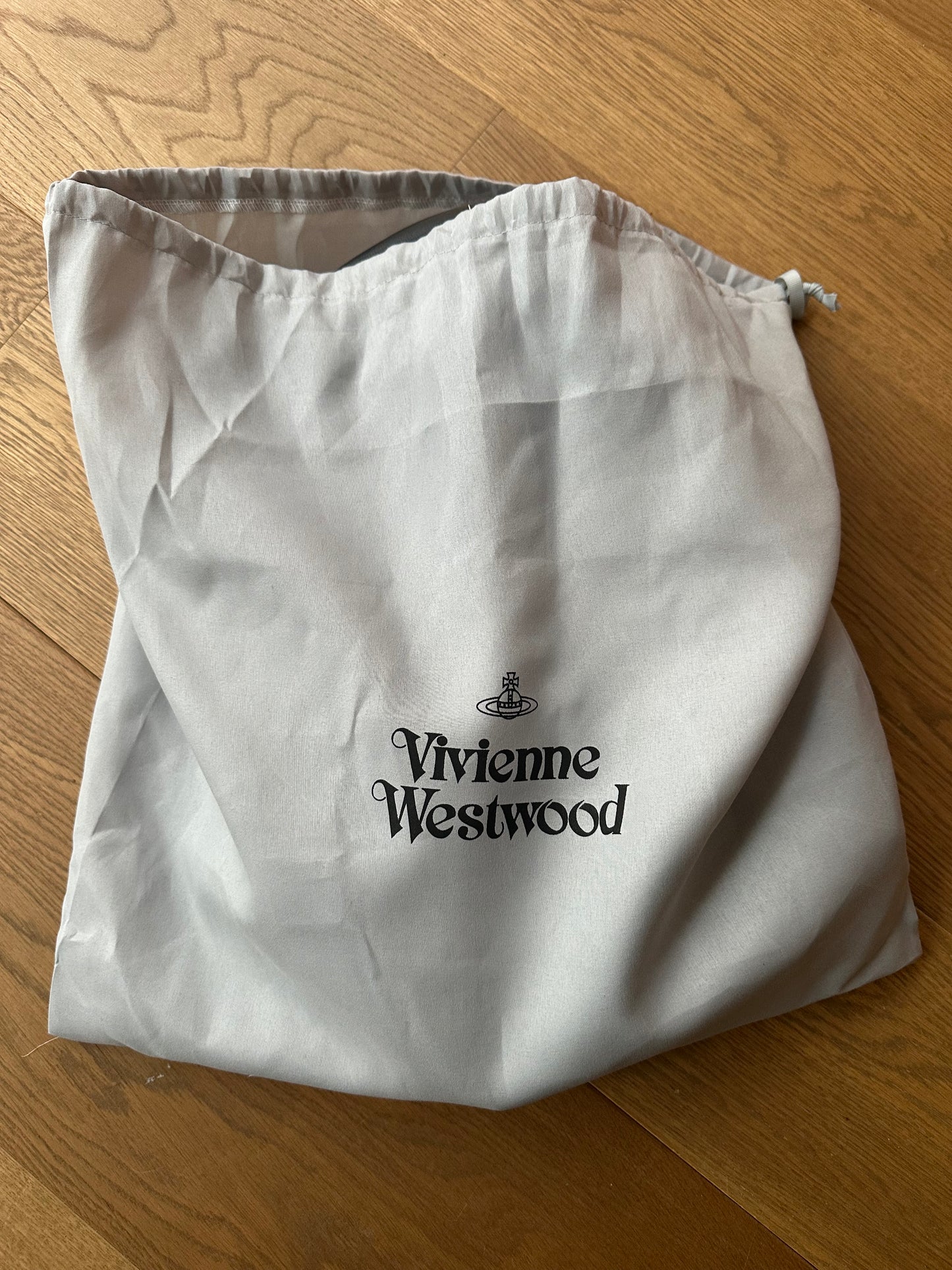 Vwnana’s leather messenger bag (with dust bag) + free cardholder gift