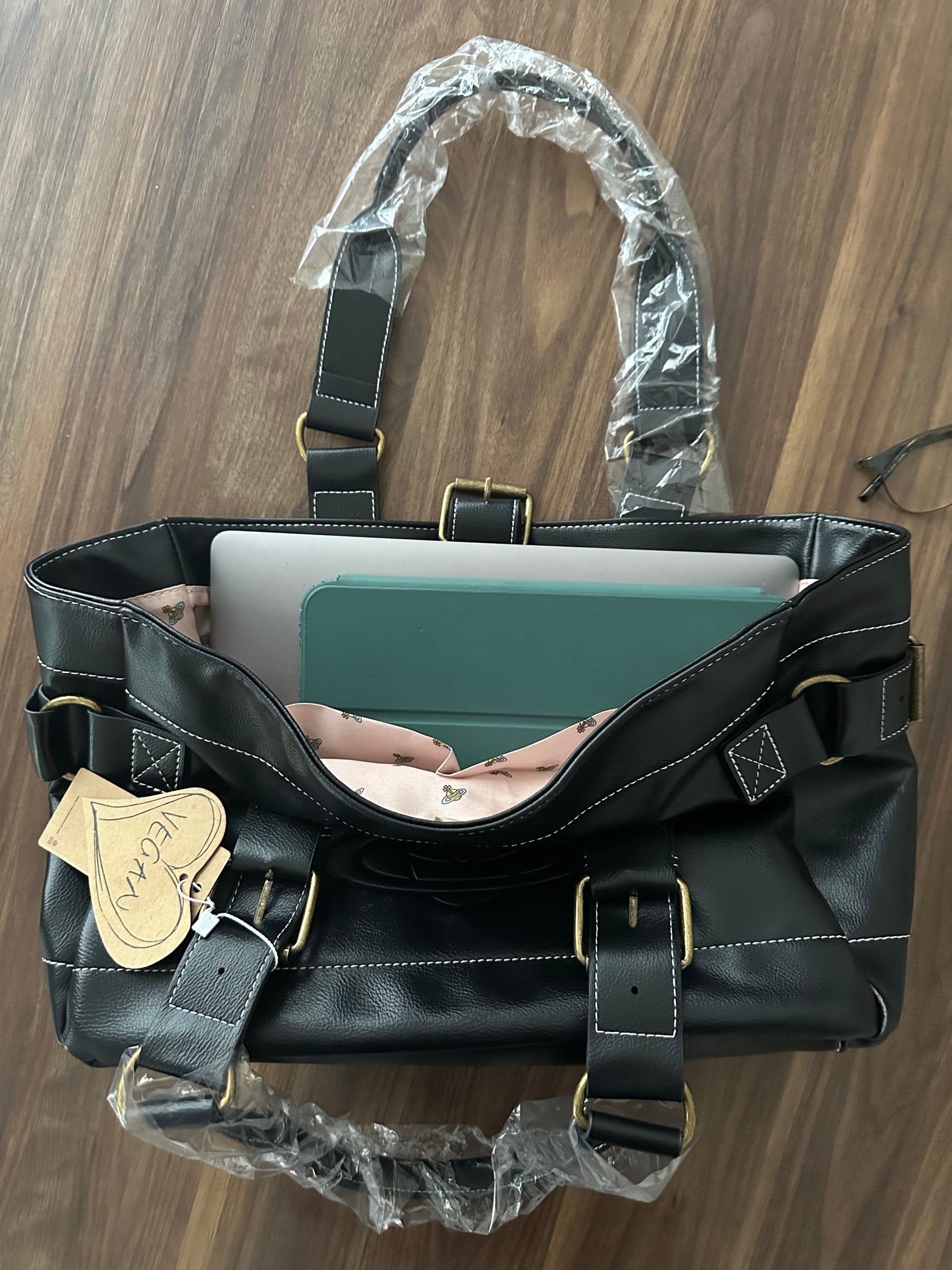 Vwnana’s leather messenger bag (with dust bag) + free cardholder gift