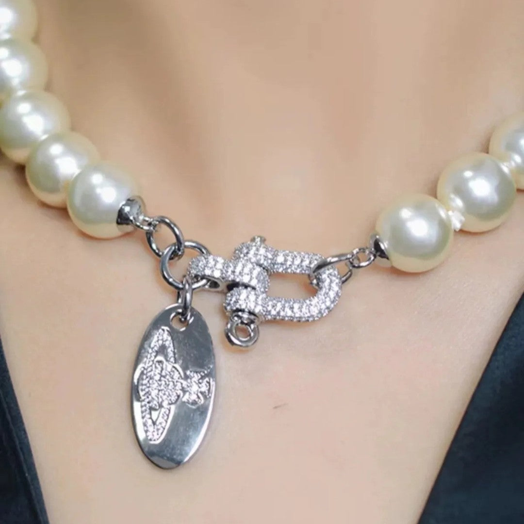 U-shaped Clasp Pearl Necklace