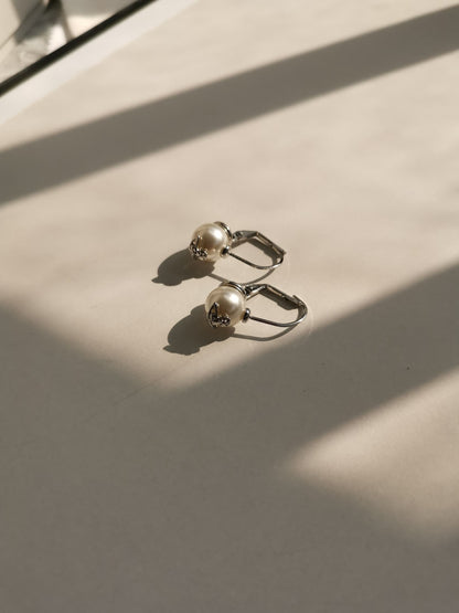 pearl clip earrings (with box)