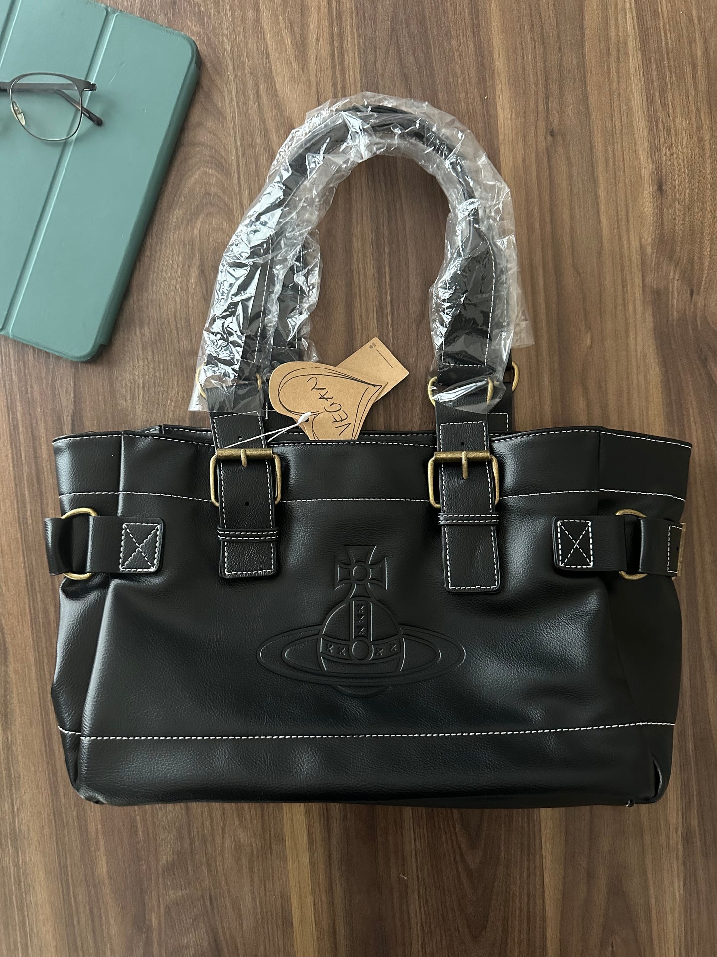 Vwnana’s leather messenger bag (with dust bag) + free cardholder gift