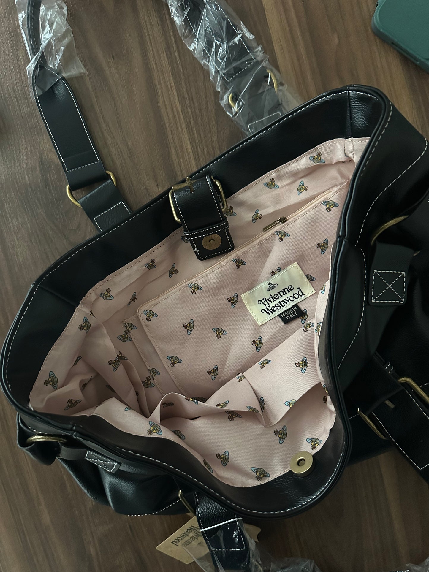 Vwnana’s leather messenger bag (with dust bag) + free cardholder gift