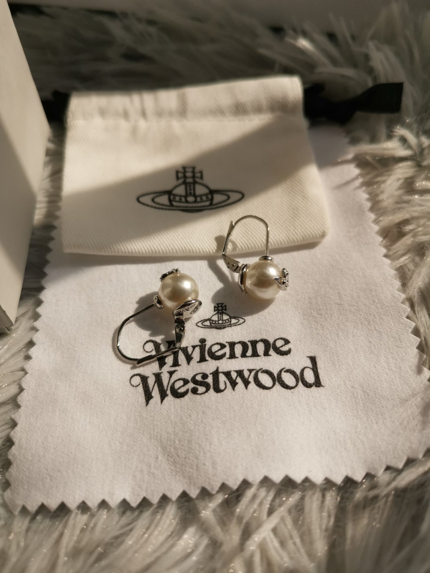 pearl clip earrings (with box)